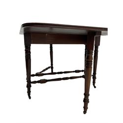 Early 19th century quality mahogany drop leaf table, turned tapering legs