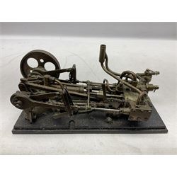 Live steam model of a horizontal mill engine with 7cm flywheel, on oblong bakelite type base L23.5cm