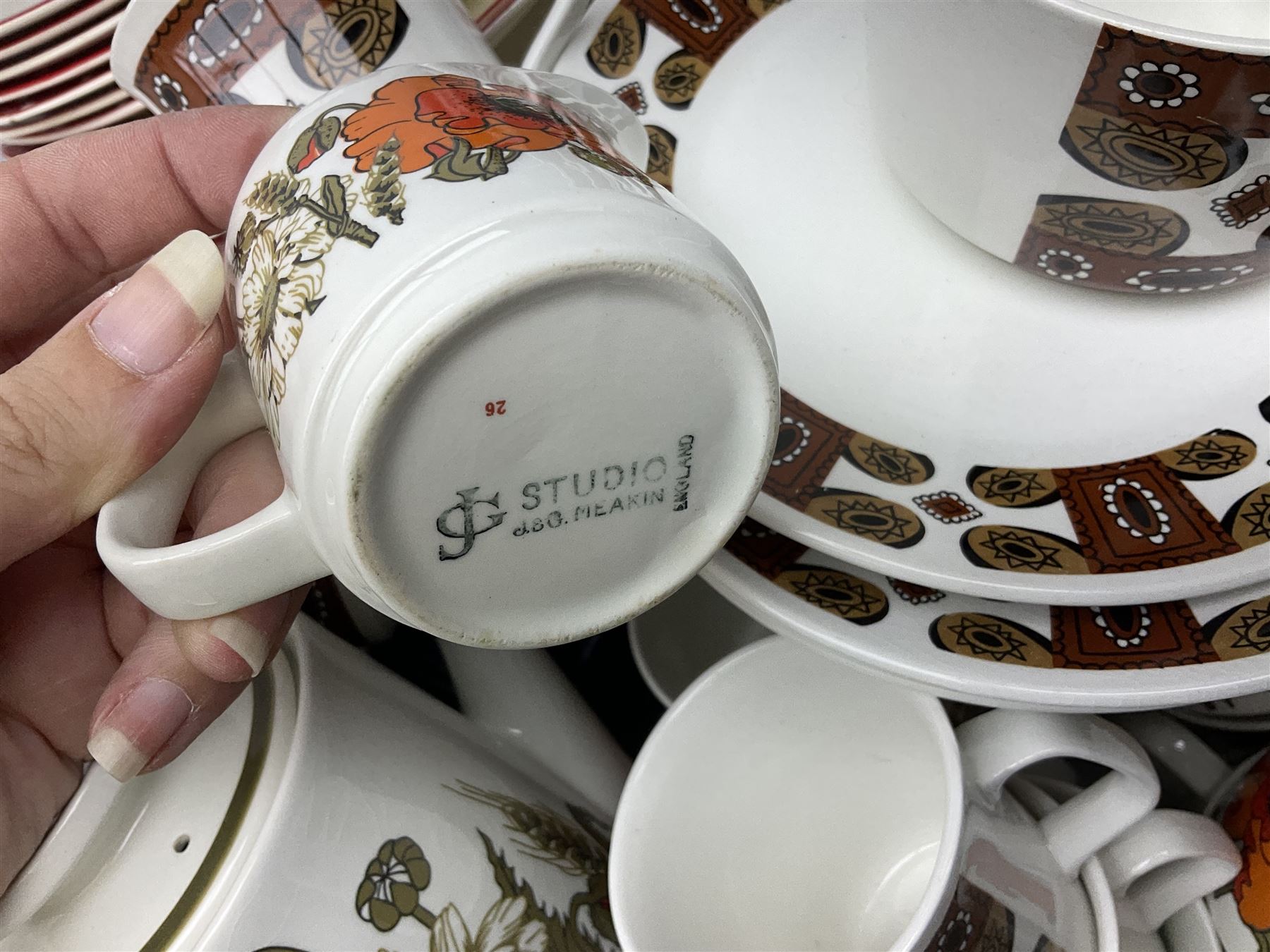 Mid 20th Century Alfred Meakin Poppy pattern part tea service, together with Bisto coffee set with fruit decoration, together with three other similar tea services