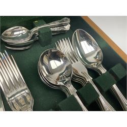 Canteen of silver plated Kings pattern cutlery for six place settings, in a fitted wooden case