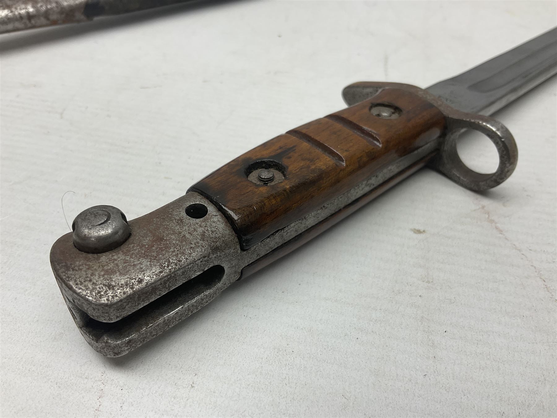 WW1 British 1907 pattern bayonet, the 43cm single edged fullered blade stamped to the ricasso with a crown GR cypher 1907 8 15 Sanderson, with various ordnance marks verso, two piece walnut grip, pommel stamped 1HLI 354; in steel mounted leather scabbard stamped 140 to the throat L57cm overall