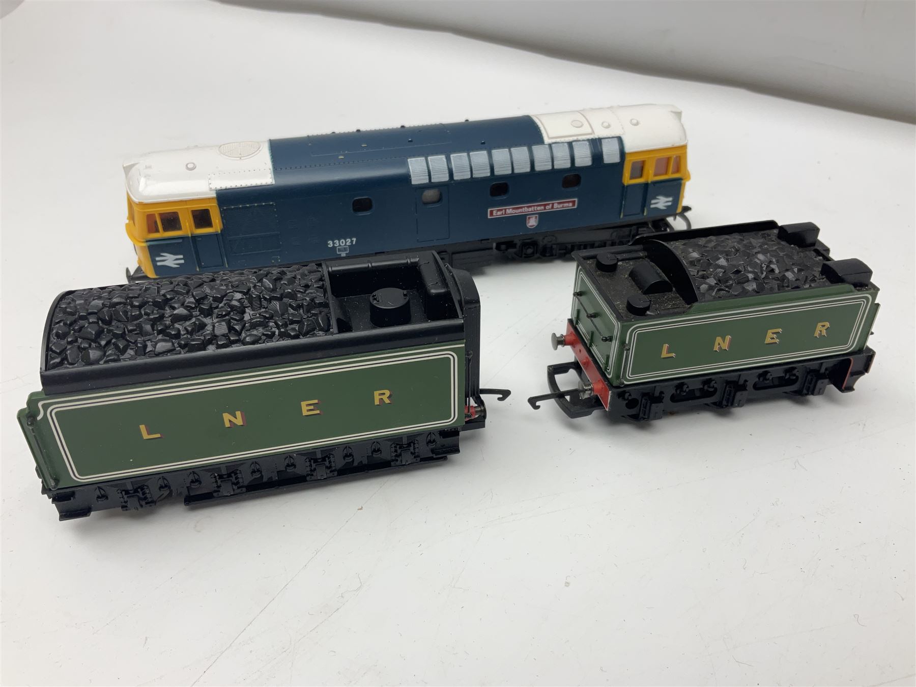 Hornby '00' gauge - Class A1/A3 4-6-2 locomotive 'Flying Scotsman' No.4472; Class A4 4-6-2 locomotive 'Mallard' No.60022; and Class B12 4-6-0 locomotive No.8544; all with tenders; and Lima Class 33 diesel locomotive 'Earl Mountbatten of Burma' No.33027; all unboxed (4)