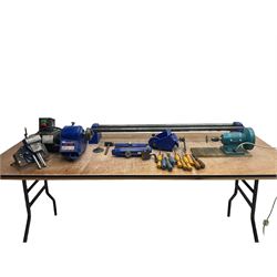 Record wood turning lathe and motor, with a three jaw chuck, tailstock and tool rest, selection of wood turning and woodworking chisels, electric bench grinder with grinding wheel and collet chuck plus a Record bench vice.