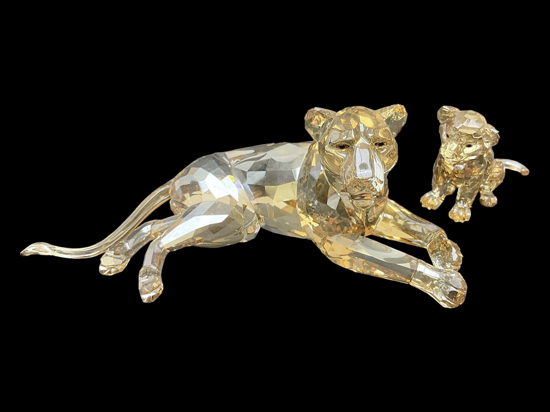 Swarovski Crystal lioness and cub, Akili, adult H7cm