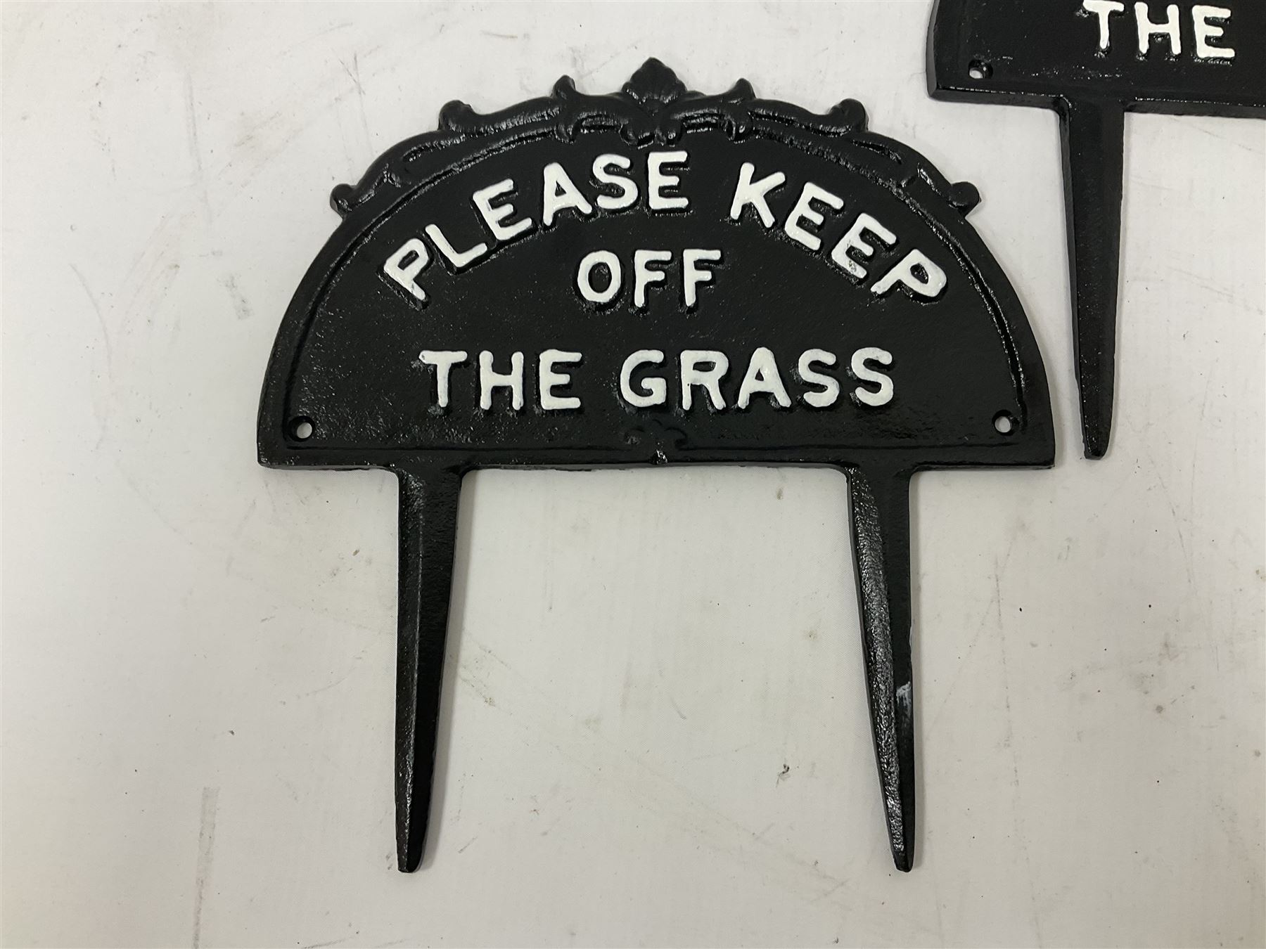 Three Please Keep Off the Grass cast iron sign, without spike H14cm 