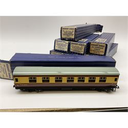 Hornby Dublo - eight coaches comprising D12 First L.M.S.; 32018 D12 Corridor Coach B.R. Brake/3rd (L.M.R.); 32090 D13 Suburban Coach First/Third B.R.; 32093 D14 Suburban Coach Brake/Third B.R.; 32096 D20 Composite Restaurant Car (Western Region); two 32094 D21 Corridor Coach B.R. First/2nd (W.R.); and 32023 D22 Corridor Coach B.R. Brake/2nd (M.R.); all in boxes (8)