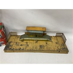 ‘0’ gauge - six boxed Hornby Hachette coaches comprising three Saloon Cars and three Dining Cars in original boxes; three loose ‘SNCF’ cars; three crossings, two Hornby/Meccano railway stations, one bridge and a water tank; two further Mettoy Railways ‘Railway Bridge’ in original boxes (17)