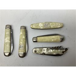 Eighteen pocket knives including examples by Richards of Sheffield, knife  commemorating the Royal Wedding 29th July 1981 etc