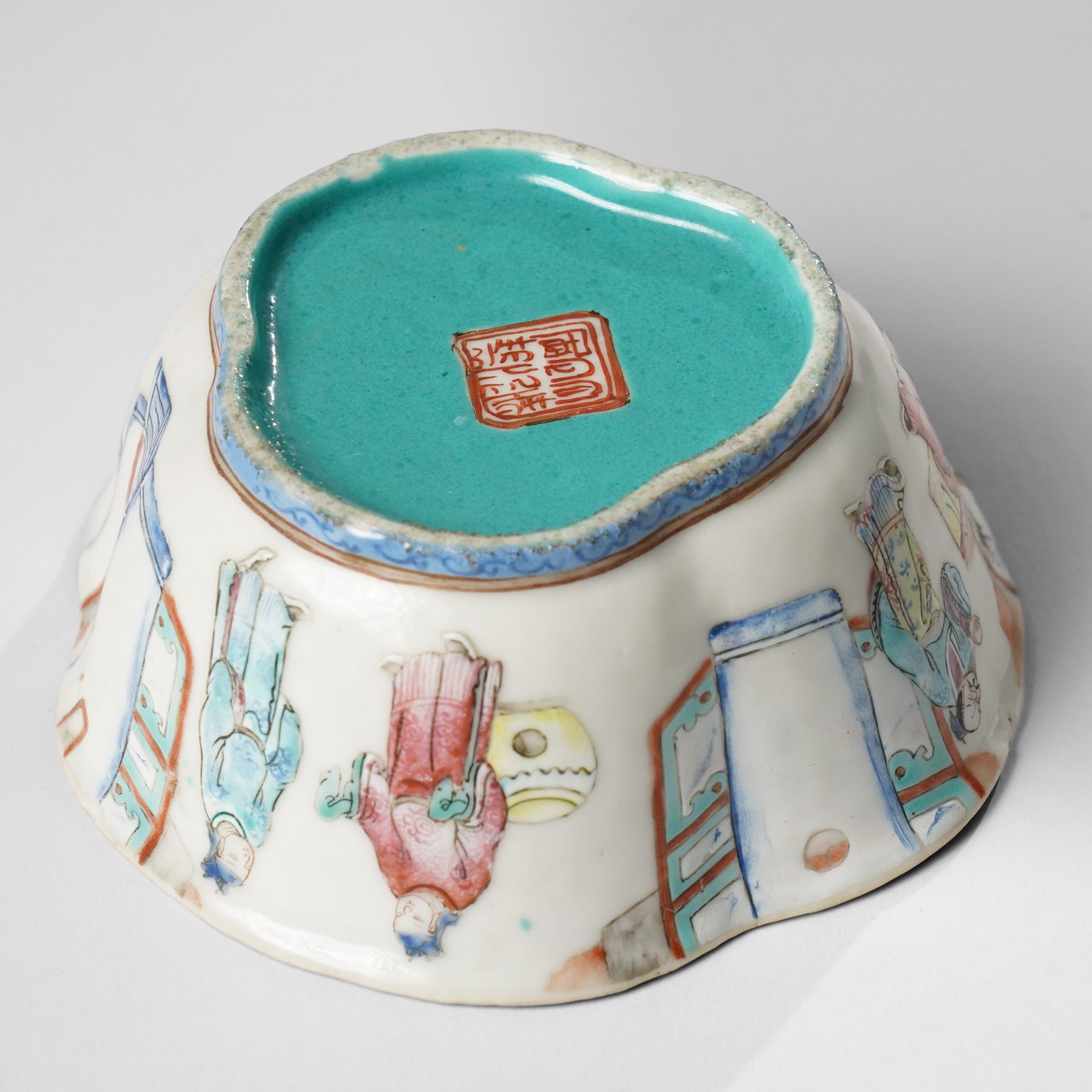 Chinese famille rose footed trefoil dish, enamelled with figures, seal mark to base, D12cm
