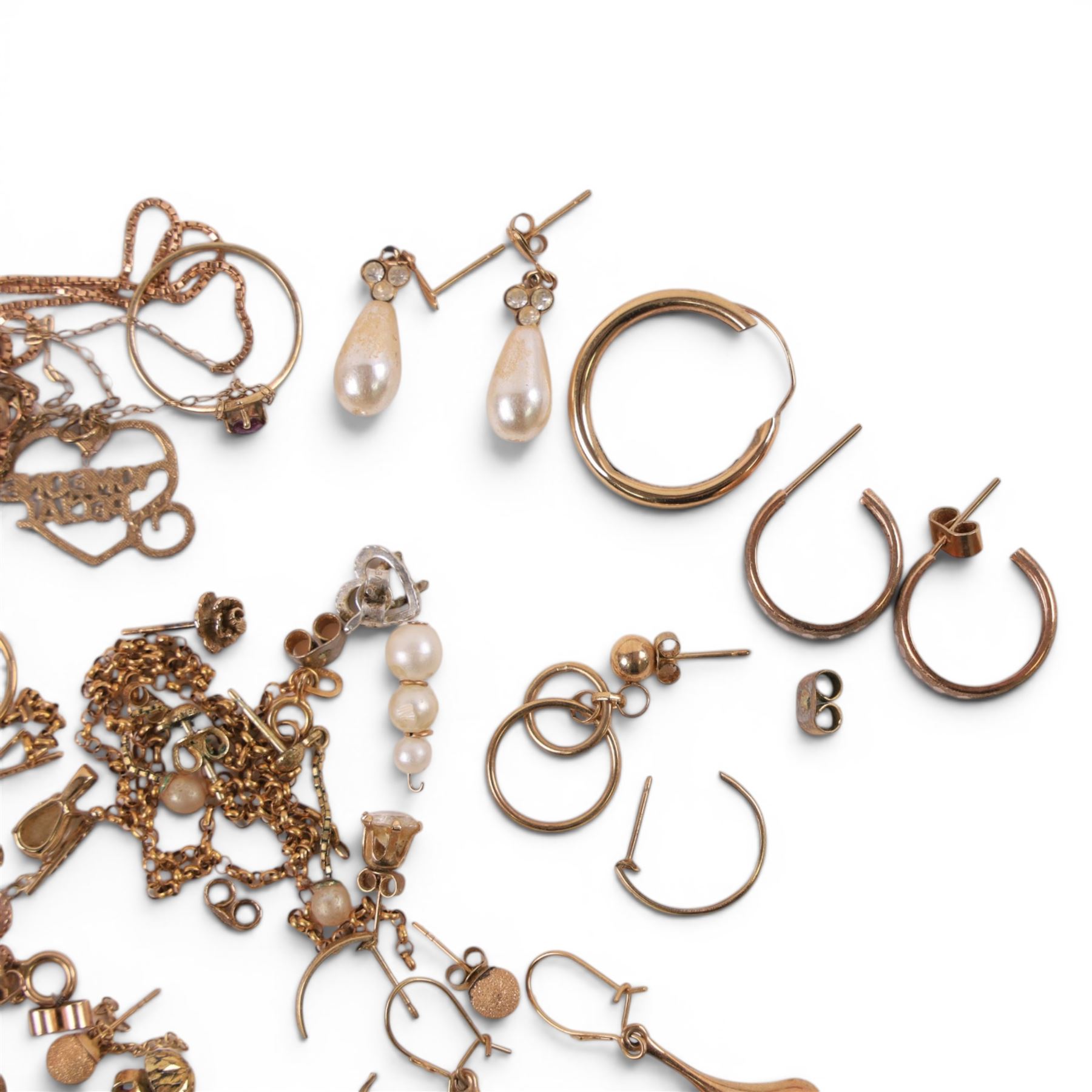 9ct gold jewellery, including earrings, ring, pendant necklace and oddments, together with some gilt earrings