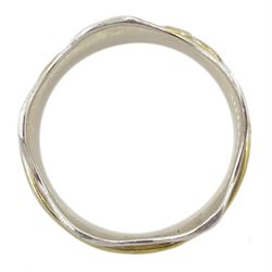 Silver spinning ring with hammered decoration, stamped 925 