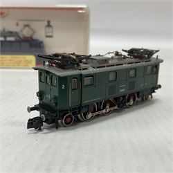 Fleischmann ‘N’ gauge ‘Piccolo’ - Black tank engine no.7000, brown diesel shunter no.7230, boxed dark blue electric locomotive with pantograph no,7335 and dark green class 132 locomotive with pantograph no.7369 (4) 