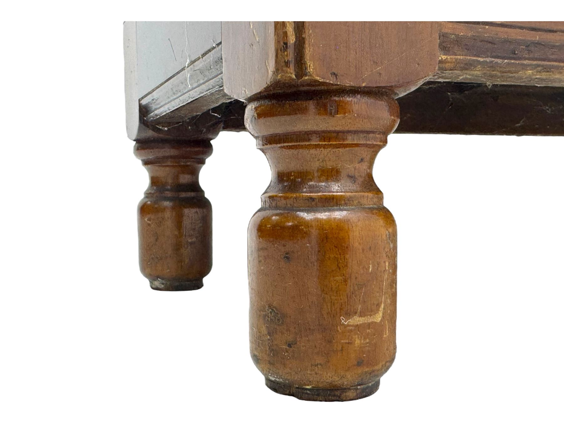 Early 20th century Globe Wernicke design stacking walnut bookcase, fitted with four sections each with two leaded glass doors, raised on turned feet