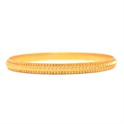 21ct gold bangle with engraved decoration