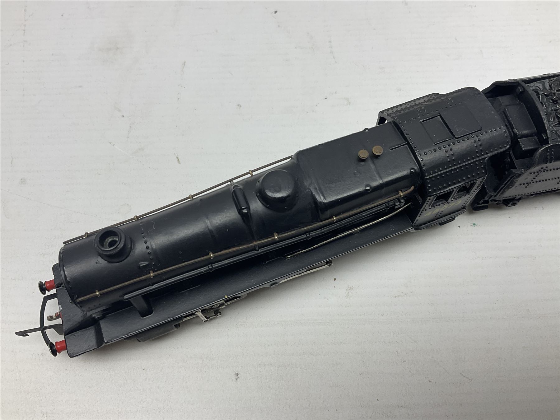 Wrenn '00' gauge - two Class 8F 2-8-0 locomotives - No.48073 in BR Plain Black; boxed; and No.8042 in LMS Plain Black; with unassociated plain blue box (2)