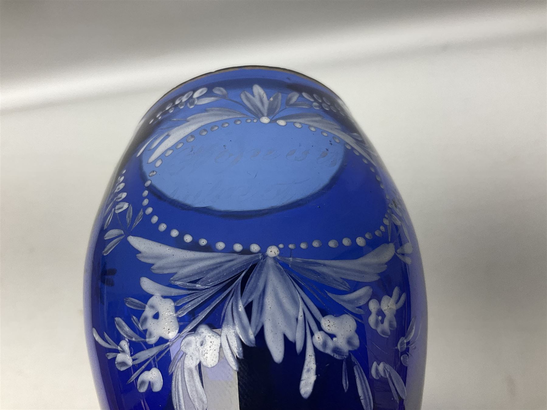 Pair of Victorian cobalt blue glass cups with gilt and painted decoration, entitled Hope's the Balm of Life and Love me as I Love Thee, H8.5cm