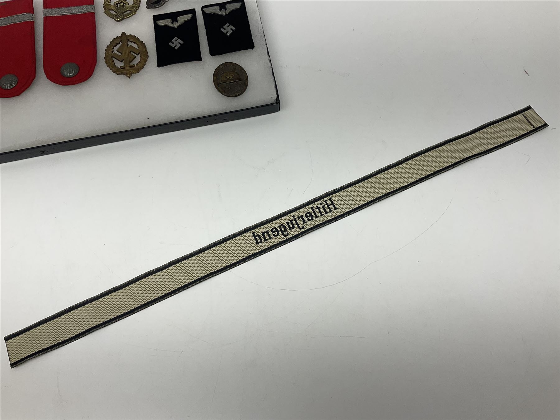 WW2 German Don Cossack epaulettes; and quantity of German insignia including SA Sports Badge for war wounded, Hitler Youth badge, Young Cossacks badge, Wound badge, Hitler Youth cuff title etc; in glass topped display box.