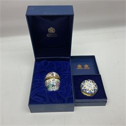 Halcyon Days bonbonniere, modelled as pink roses in a planter painted with a blue and white Japanese scene, together with five Halcyon Days enamel boxes, one a larger example depicting 'The Becket Casket' and four smaller boxes, including The 1993 Easter Egg, Happy Birthday and Statue of Liberty examples, all boxed, Becket Casket D8cm