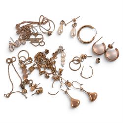 9ct gold jewellery, including earrings, ring, pendant necklace and oddments, together with...