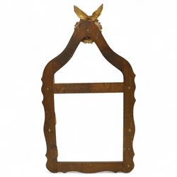 Early 20th-century taxidermy decorated wall-mounted gun rack, shaped oak frame fitted with used shotgun cases and mounted with hooves designed to hold shotguns horizontally, surmounted with a taxidermy deer head 