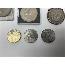 Queen Victoria 1897 crown coin, three King George V half crowns, King George VI 1937 crown, Queen Elizabeth II 1977 silver proof crown cased with certificate and other coinage 