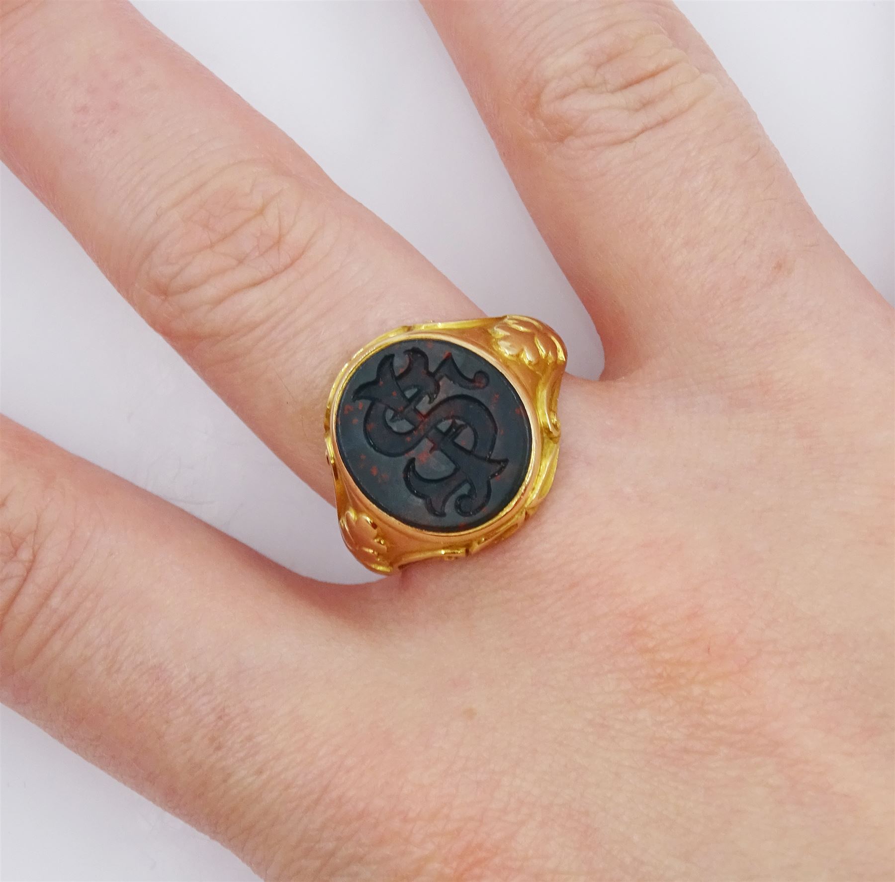 Early 20th century 15ct gold bloodstone signet ring, engraved with initials 'IS', hallmarked