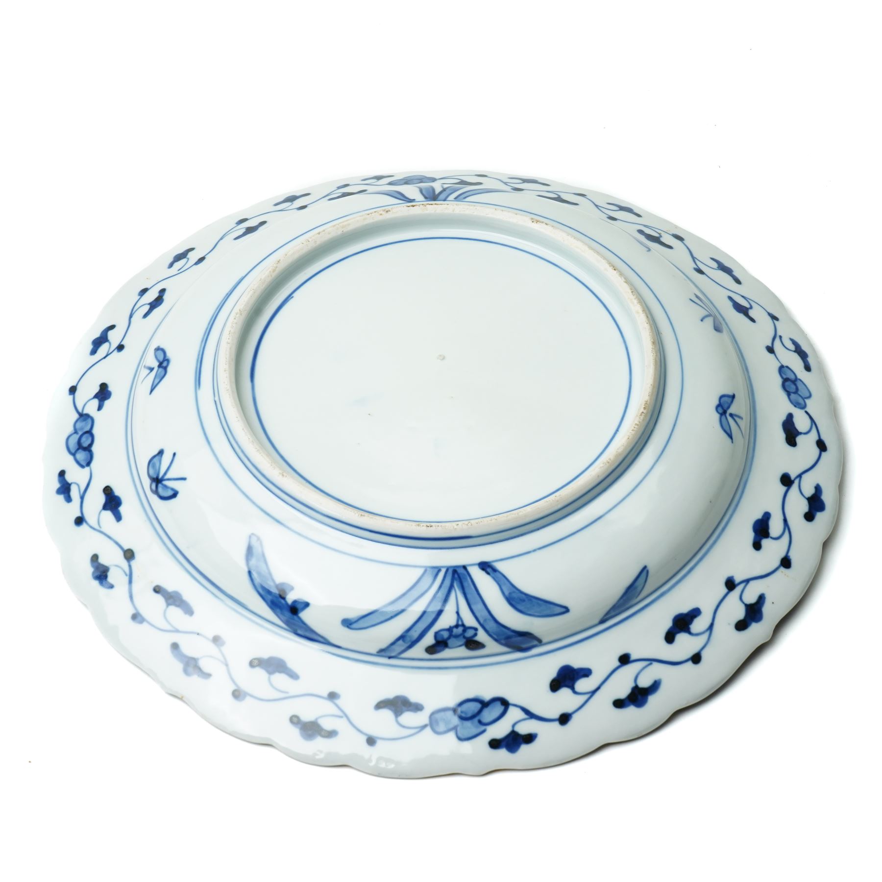 Japanese Meiji period imari charger, painted centrally with vase and floral bouquet, surrounded by fans and traditional motifs, D34cm 