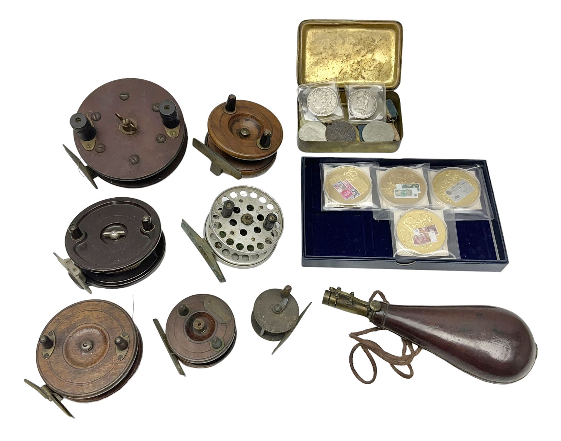 Six early 20th century fishing reels, to include wooden and brass examples, together with a leather powder flask, 1913 Christmas tin, Morgan dollar, Queen Victoria double florin and a collection of other coins, etc 