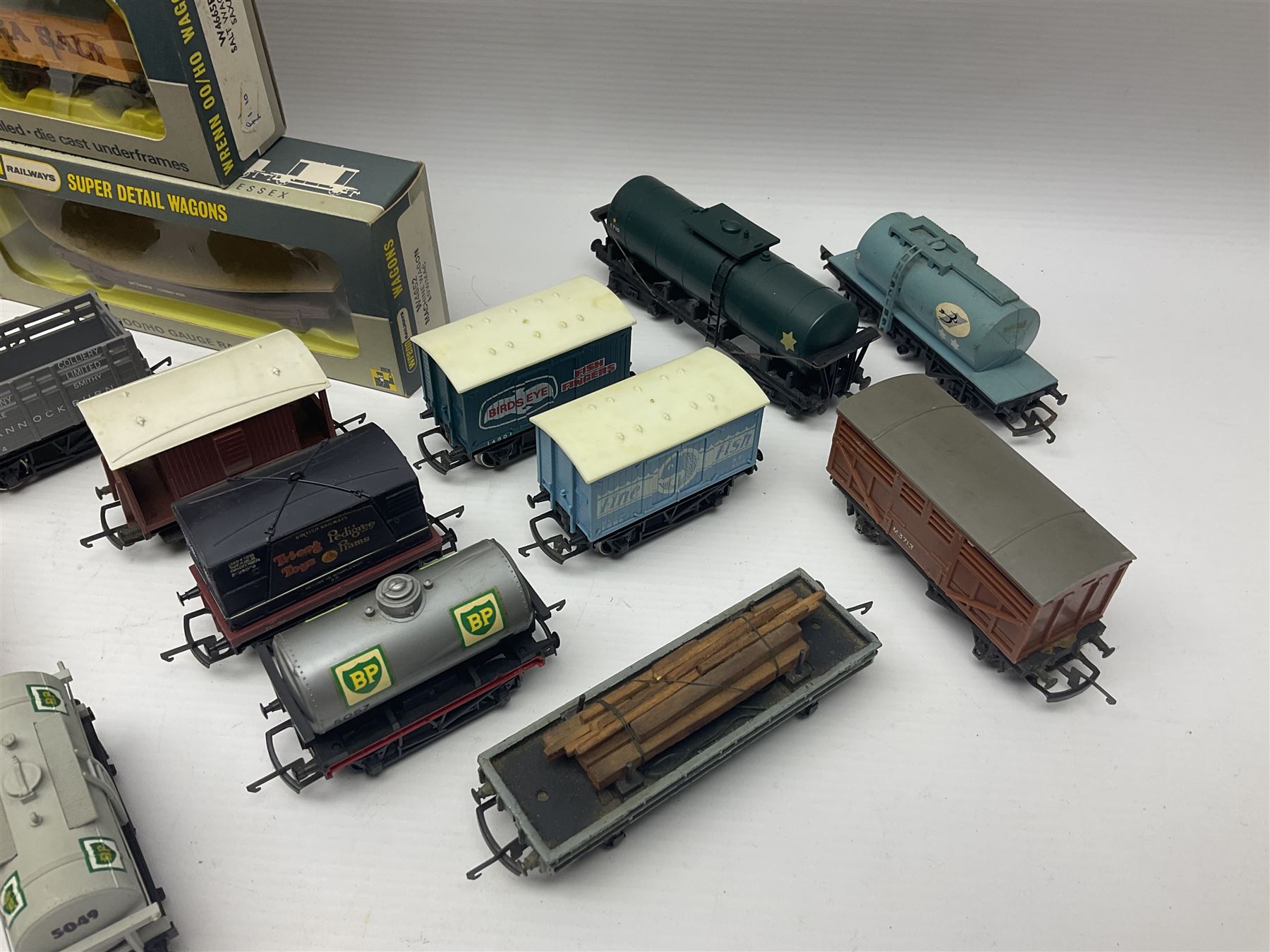 Various makers ‘00’ gauge - large quantity of rolling stock to include boxed Mainline, Graham Farish and Wrenn examples; loose examples to include Hornby, Tri-Ang, Joeuf etc 