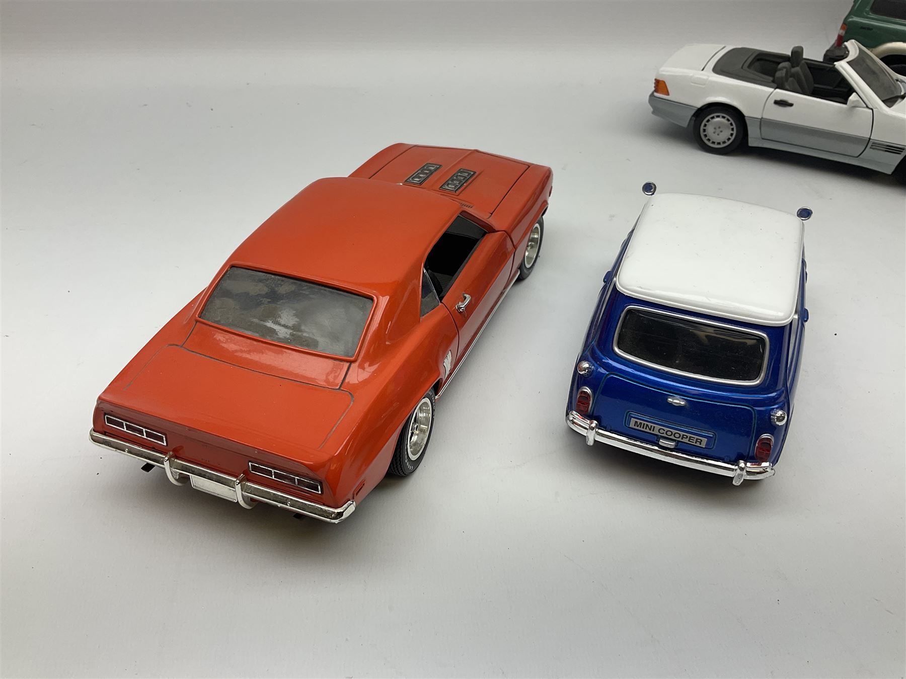 Nine 1:18 scale die-cast models including Ertl Chevrolet; Norev Renault 16; Sun Star Mitsubishi Pajero and Lotus Elan; Motor Max Land Rover Discovery; Road Tough Mercedes Benz 500SL etc; all unboxed (9)
