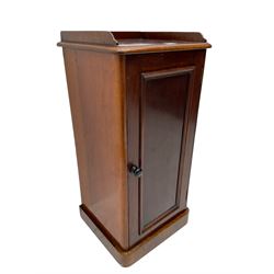 Victorian mahogany bedside cabinet, single cupboard door, on plinth base