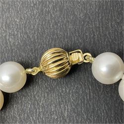 Fresh water pearl bracelet, with 14ct gold clasp, stamps 585