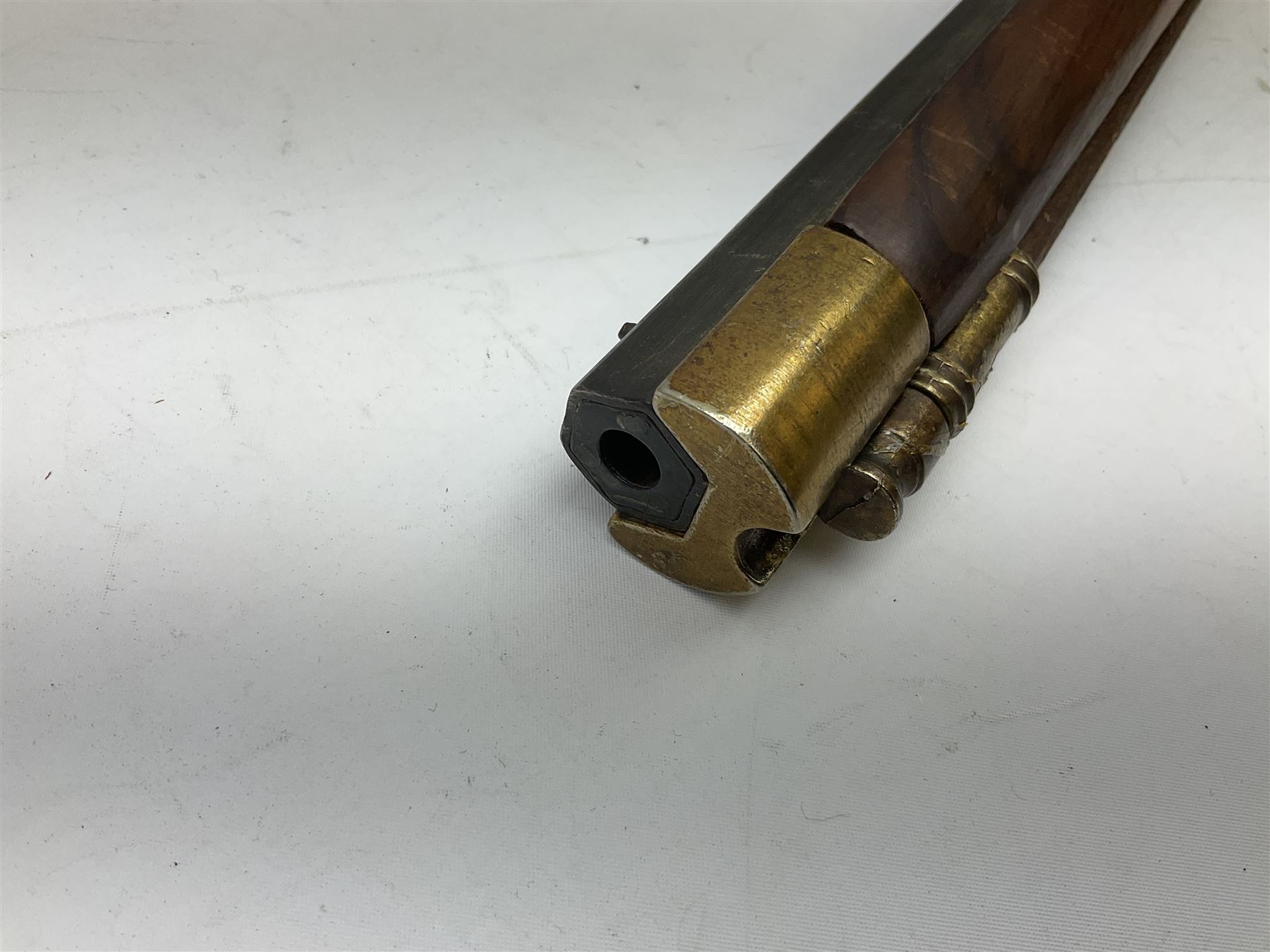 Reproduction non-firing Kentucky style flintlock musket musket, the 87.5cm hexagonal barrel with ramrod under, brass and brassed furniture and patch box to walnut stock L131cm overall