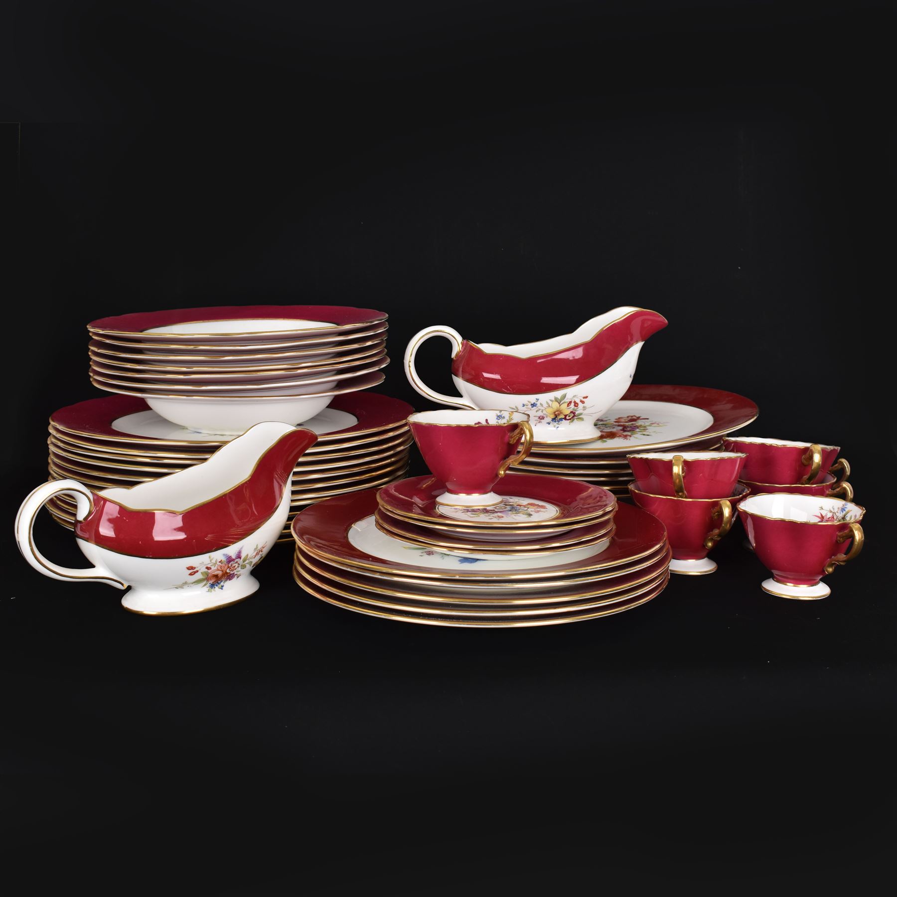 Hammersley tea and dinner service, including twelve dinner plates, twelve teacups, two sauce boats, two covered dishes etc  