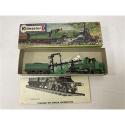‘00’ gauge - Airfix locomotive model kits comprising series 4 City of Truro kit and empty series 4 box, series 4 Mogul, two series 4 Harrow kits, all boxed; together with Rosebud Kitmaster Stirling kit and quantity of loose plastic locomotives and tenders from Airfix, Kitmaster, Ratio etc 
