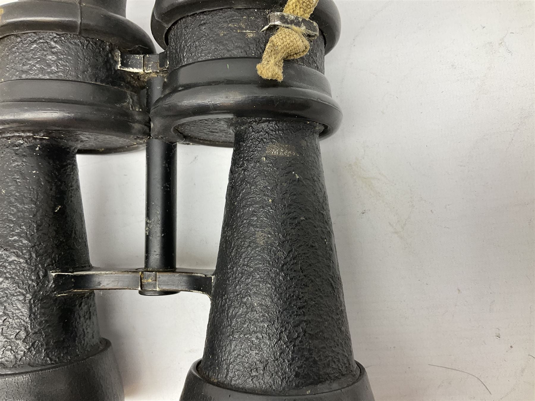 Pair of WWII German U-boat binoculars probably 7 x 50 by Leitz, with rubber eye piece protector covers and leather case stamped with Kriegsmarine mark to the lid and dated 1944, with leather strap.