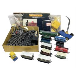 Hornby '00' gauge - Class 35 Hymek Diesel Hydraulic B-B locomotive No.D7063; Class 101 Holden Tank 0-4-0 locomotive No.101; nine wagons/coaches; track and controller; and 1978 catalogue; together with small quantity of loose Meccano with two booklets; all unboxed