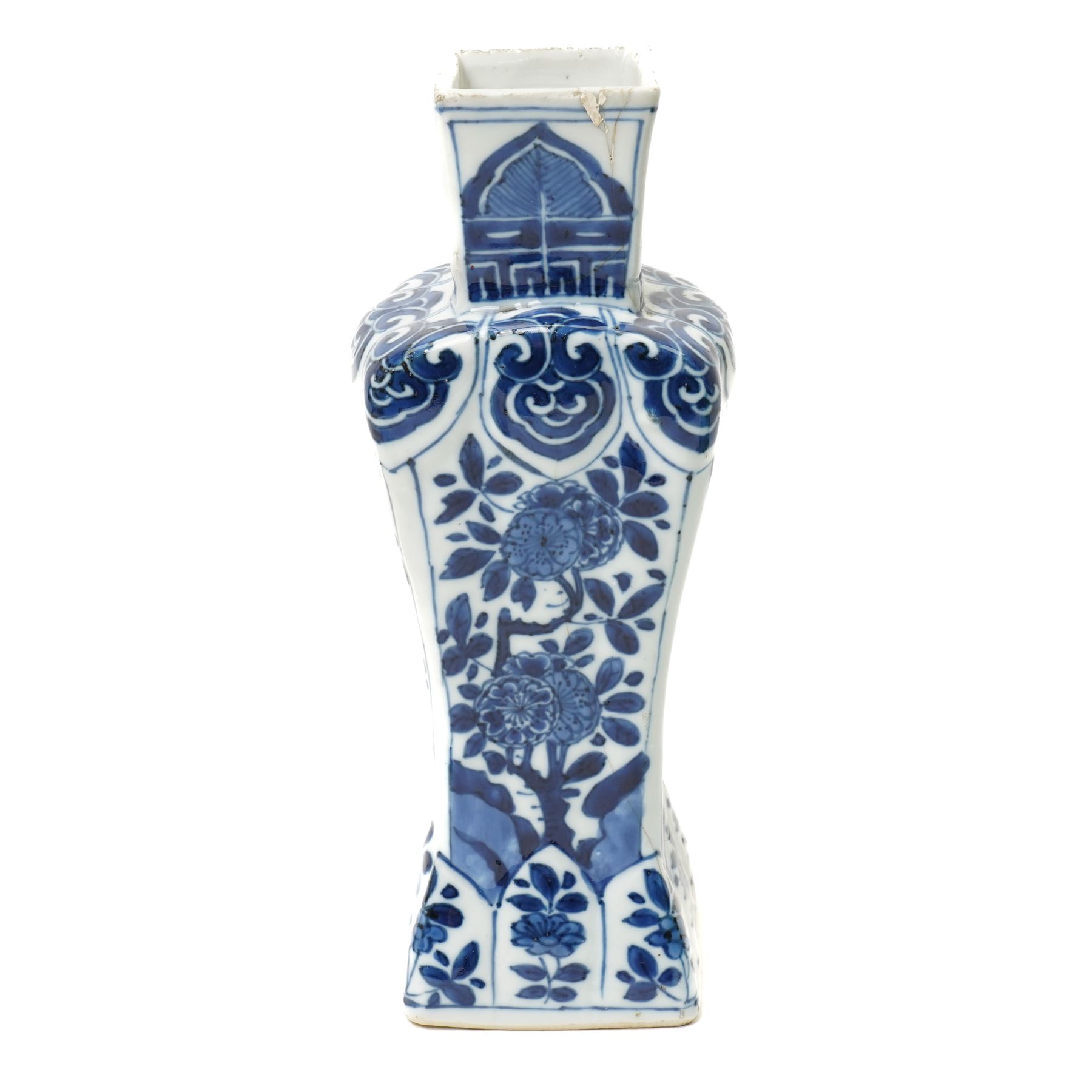 Early 19th century Chinese Tek Sing cargo saucer dish with Nagel Auctions label D18.5cm Chinese, Kangxi blue and white square section vase H24cm and a turquoise glazed Dog of Fo L26cm (3)