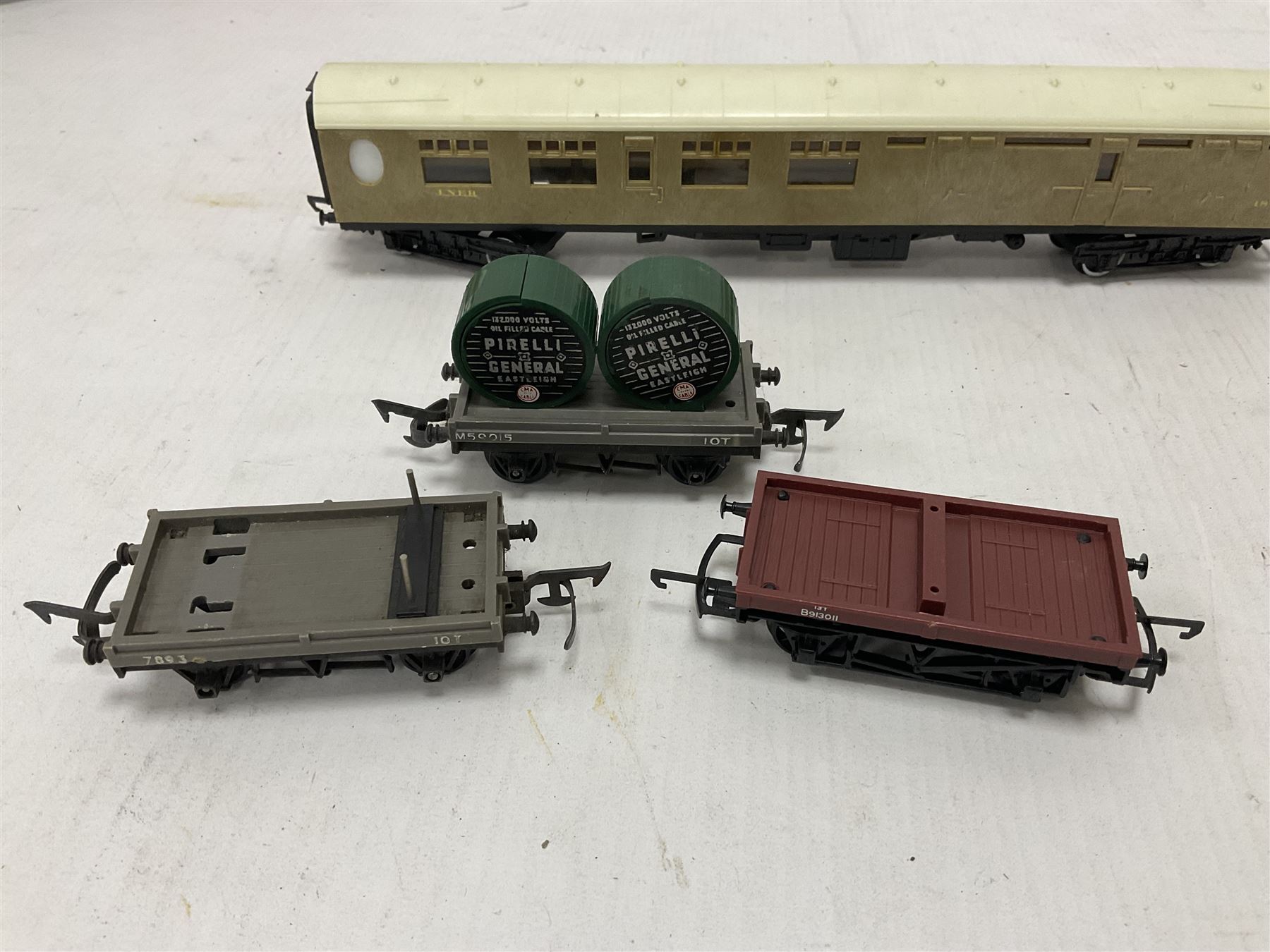Hornby/Tri-Ang ‘00’ gauge - eight various coaches and eighteen goods wagons; all unboxed (26)