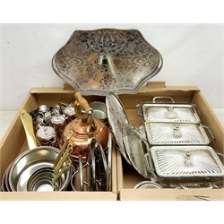 A selection of metalware, to include a quantity of graduated copper pan sets, copper kettle, assorted silver plate, etc. 
