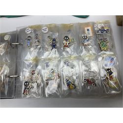 Large collection of Robertson's Golly memorabilia including badges, seven band figures, ceramics, toast racks etc