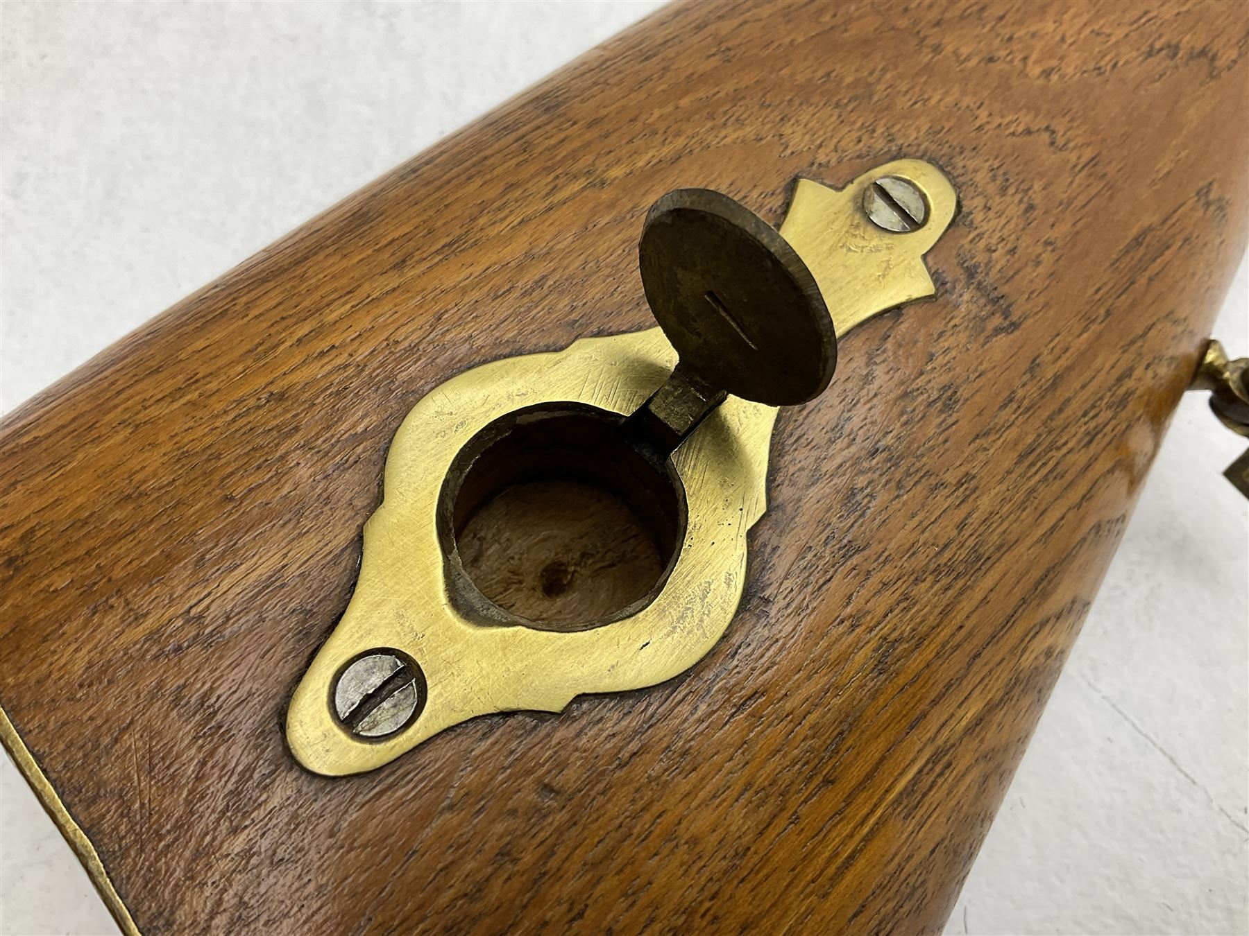 20th century Indian percussion musket, the 81cm octagonal barrel with under rib and ramrod, brass fittings including front and rear swivels, oak half stock with cheek piece and chequered pistol grip stamped 1589 L124.5cm overall