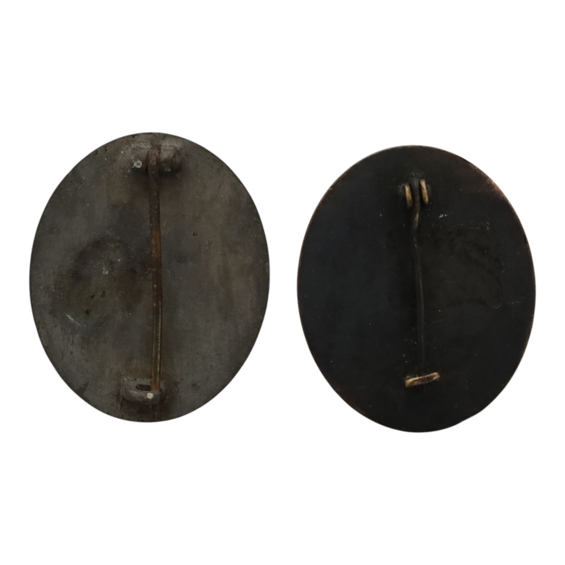 WWII two German Third Reich wound badges, H5cm 