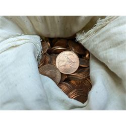 Mostly Great British coinage, including King George V 1915 silver halfcrown coin, various pre 1947 silver threepence pieces, pre-decimal coinage with a very large quantity of mostly 1967 Queen Elizabeth II pennies and half penny coins, commemorative crowns  and various tokens etc