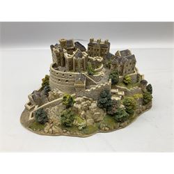 Thirteen Lilliput Lane models to include 'The King's Arms', Britain's Heritage collection Edinburgh Castle,  Tower Bridge, Big Ben, English Collection 'Bluebell Arms', etc, six boxed with deeds