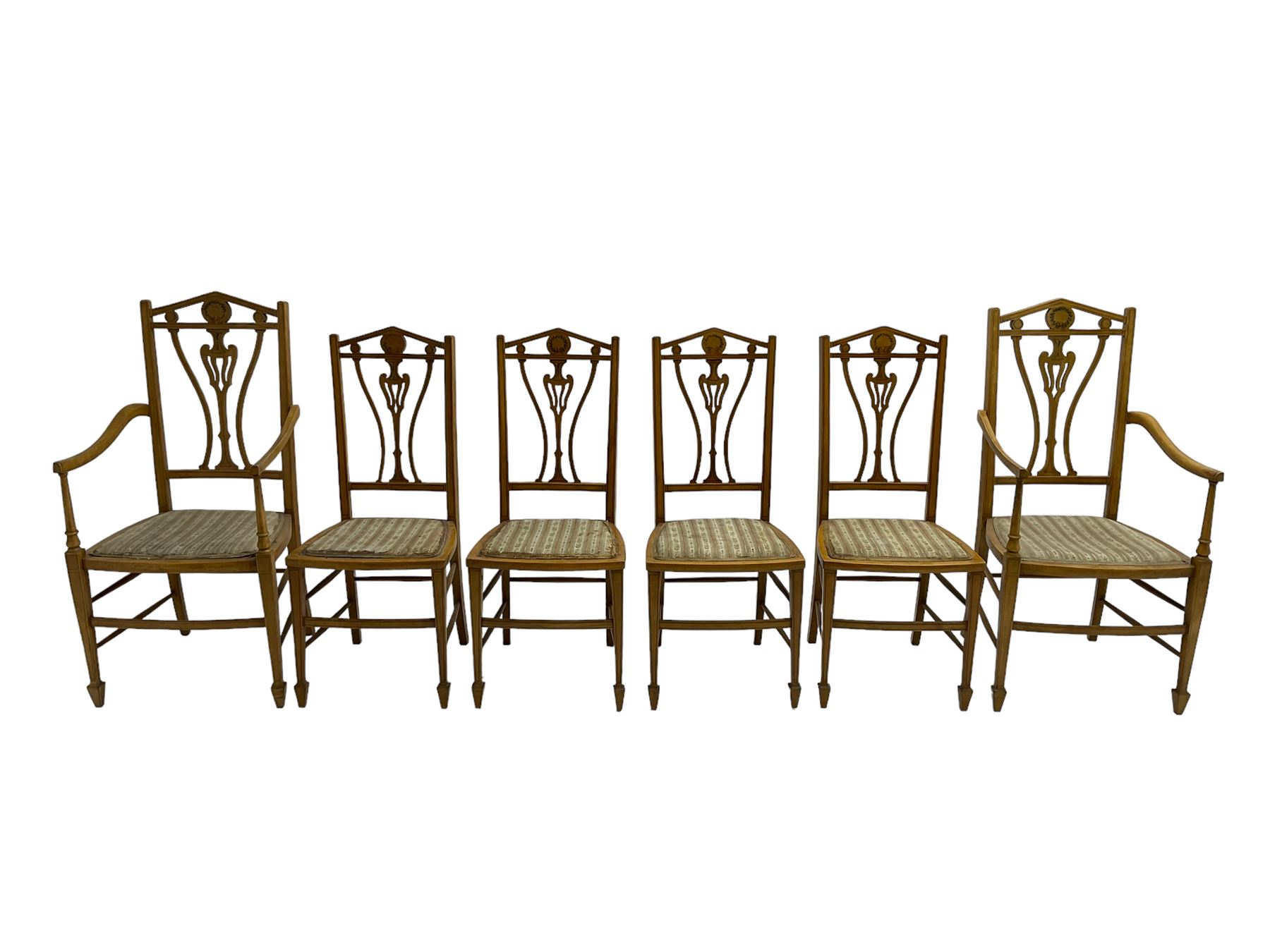 Set six (4+2) Edwardian satinwood dining chairs, triangular cresting rail painted with laurel wreath, shaped and pierced splat flanked by two shaped upright rails, with boxwood stringing, upholstered seats, on square tapering front supports with spade feet