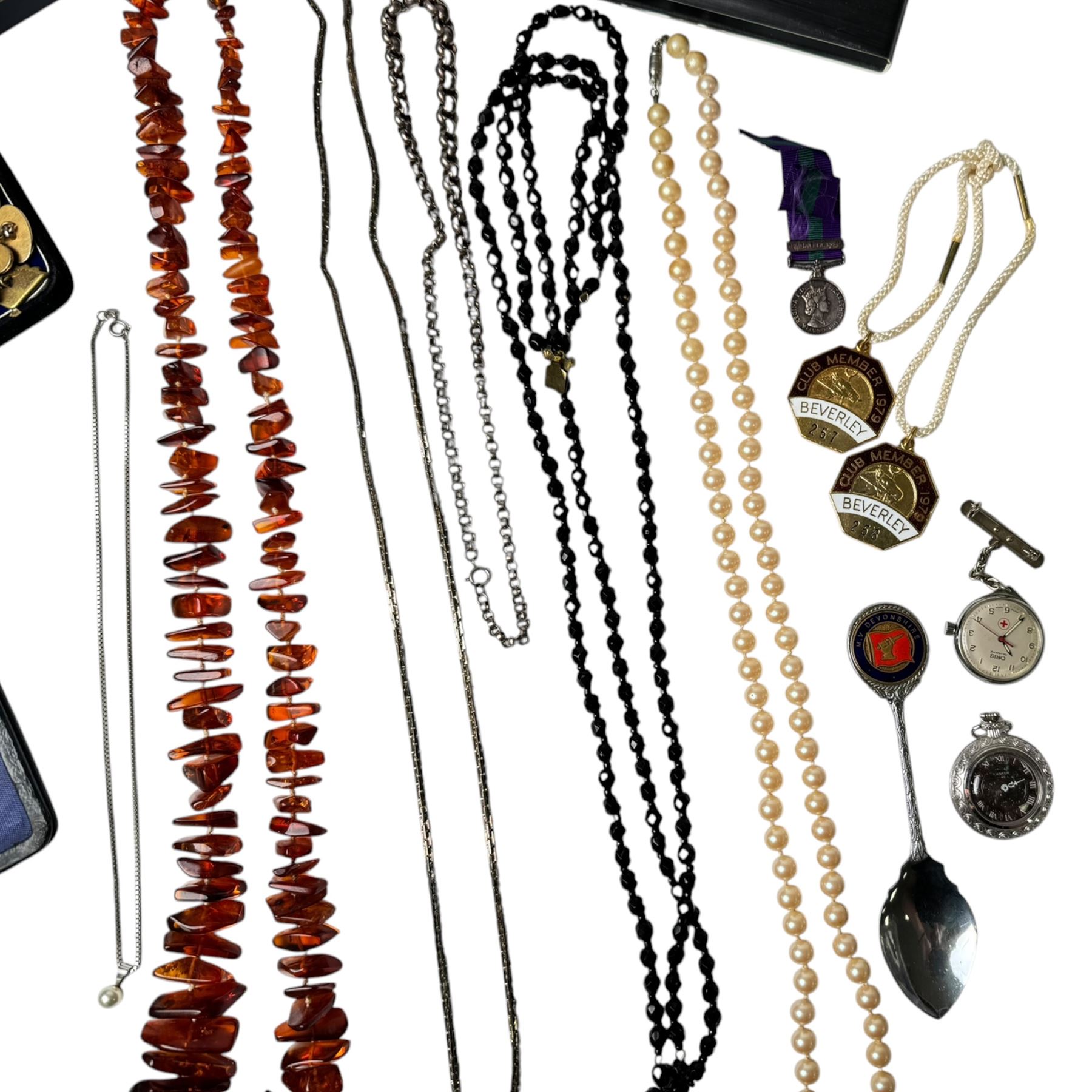 Silver jewellery, comprising Siam silver tie clip, cufflinks and faux pearl pendant, together with a collection of costume jewellery
