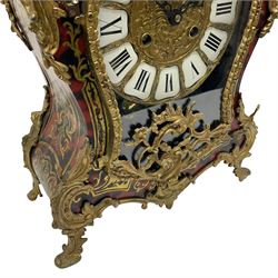 20th century - 8-day Boulle mantle clock in an 18th century style case, with  faux tortoise shell inlay and gilt brass mounts, brass dial with a repousse centre, cartouche numerals and pierced steel hands, twin train German going barrel movement with a recoil anchor escapement and ting tang strike on two bells, with pendulum and key.    