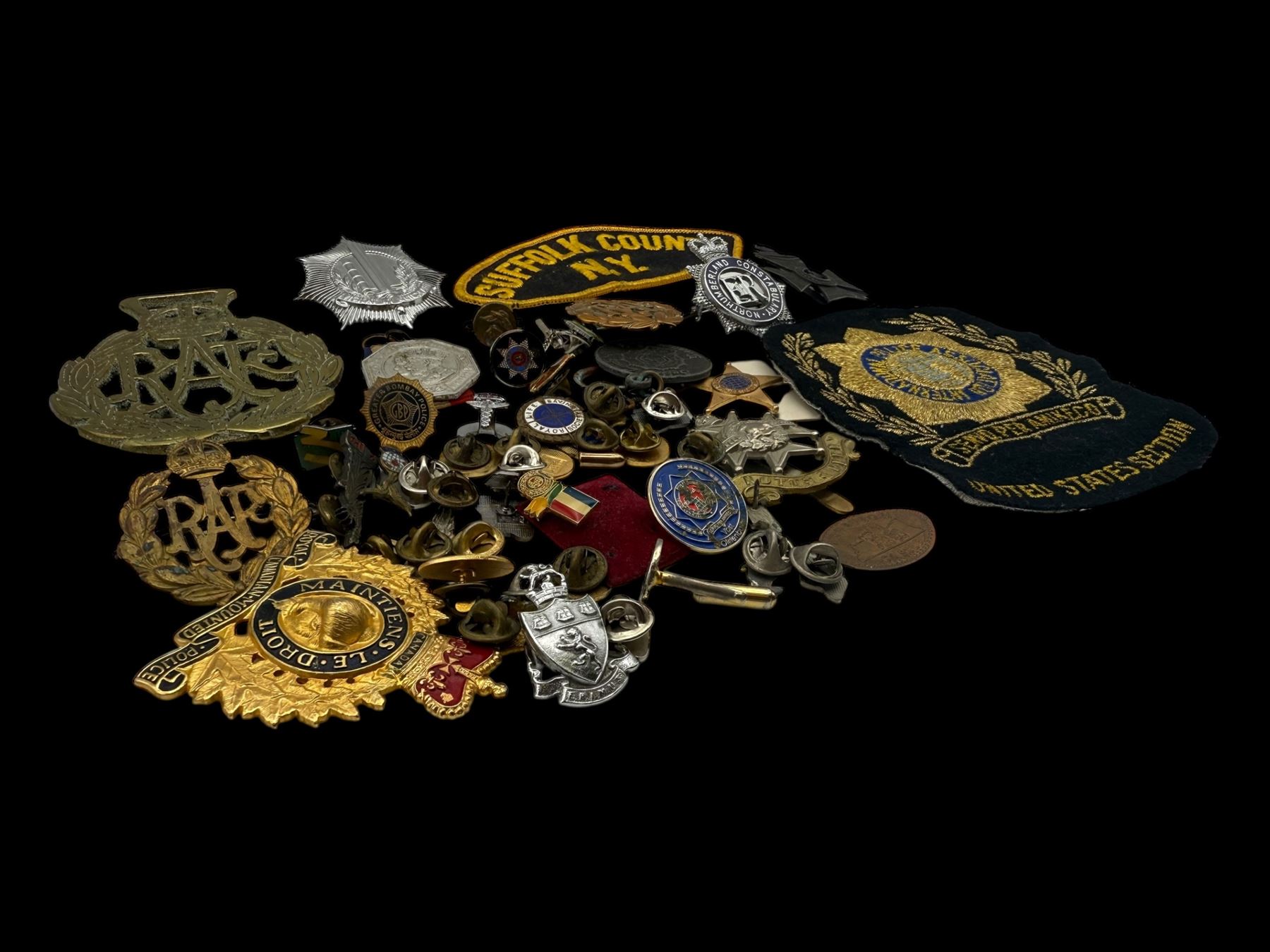 Collection of military and similar enamel badges, pin badges, cloth badges and brasses