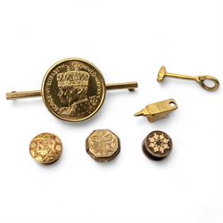 Gold shirt stud, stamped 18ct, silver lidded circular box, hallmarked, base metal purse, two gilt shirt studs, brooch and blacksmith's anvil and hammer